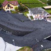 Schlammlawine wälzt sich durch Schweizer Dorf