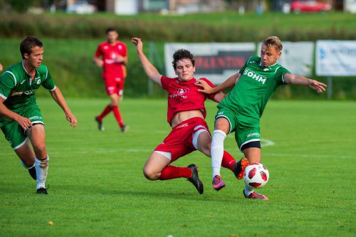Im Wälderderby feierten die Grünen (Alberschwende), im Bild Semih Dönmez gegen Jonas Köb, einen Sieg über Egg. VN-Stiplovsek