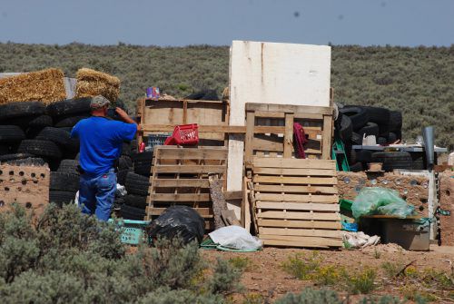 In einem maroden Versteck im US-Staat New Mexico hat die Polizei elf verwahrloste Kinder und Jugendliche im Alter zwischen einem und 15 Jahren entdeckt.  AP
