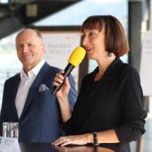Es brodelt nun unter der Bühne