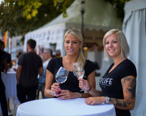Janine und Bella vom Sender Club stießen auf den Festauftakt an.    VN/Paulitsch