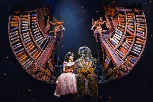 Kitti Jenes und Sándor Barkóczi in „Disney Die Schöne und das Biest“.   stefan malzkorn
