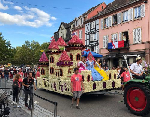 Mit bunten Wagen, die über und über mit Blumen geschmückt sind, fährt man beim Bluemn­corso durch die Stadt. 