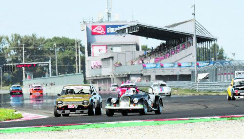 Mit dem Morgan+8 fuhr Dieter Schwarz (r.) in der Histo-Meisterschaft auf dem Slovakiaring gleich drei Mal in die Podestränge.  DIRK HARTUNG