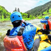 Mit dem Boot über den Cache la Poudre River