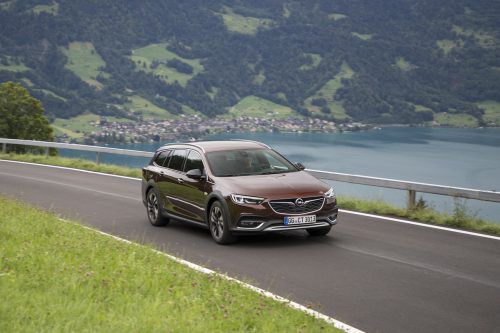 Mit einem 200 PS starken 1,6-Liter-Turbobenziner ergänzt opel die Motorenpalette beim Flaggschiff Insignia. Das neue Aggregat kann mit einem manuellen oder auch einem Automatikgetriebe kombiniert werden, jeweils mit sechs Gängen. Ein Otto-Partikelfilter sorgt für die Einhaltung der anspruchsvollen Euro-6d-TEMP-Norm.