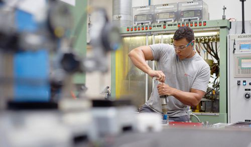 Mit gut ausgebildeten Mitarbeitern an die Weltspitze. SFS baut seit Beginng auf die duale Ausbildung. SFS