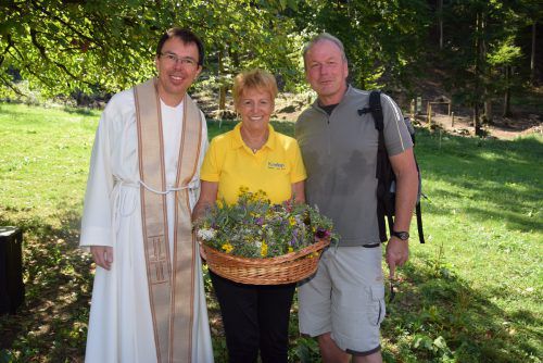 Pfarrer Rainer Büchel, Obfrau Ingrid Metzler und Bürgermeister Christian Loacker feierten im Älpele mit.  Veronika Hotz