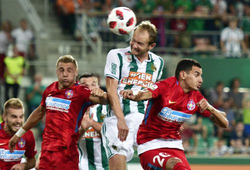 Rapids Mario Sonnleitner, Bildmitte gegen Mihai Roman (l.) und Romario Benzar (r.), erzielte per Kopf die 2:0-Führung. ap