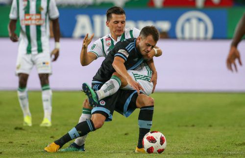 Rapids Mittelfeldmotor Thomas Murg (hinten) lässt Slovan-Spieler Dejan Drazic keinen Raum zur Entfaltung. gepa