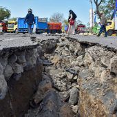 Mindestens zwölf Tote nach weiteren Erdbeben in Indonesien