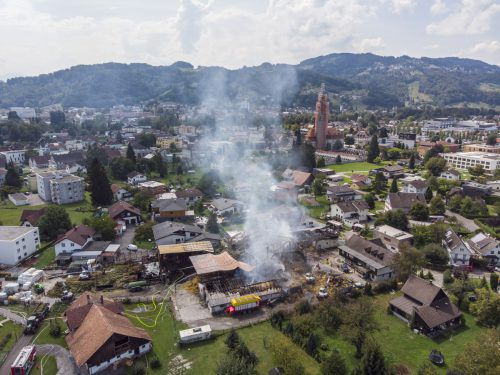 Rund 200 Feuerwehrleute kämpften gegen die Flammen an. Am Tag danach liegt noch immer Rauch über den Brandruinen. VN/Hartinger (2), vol.at/M. Rauch