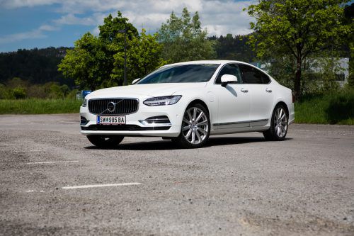 Schicke Limousine in der Fünf-Meter-Liga mit innovativer Antriebstechnik. Mit Strom aus der Steckdose schafft der S90 bis zu 46 Kilometer rein elektrisch. vn/Steurer