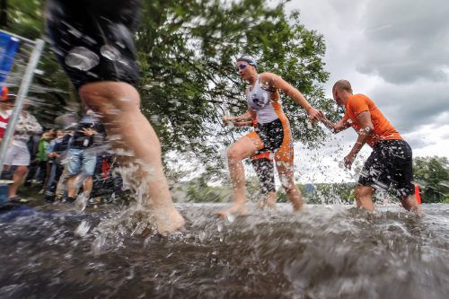Seit vielen Jahren lockt der Jannersee-Triathlon viele Athleten und Zuschauer aus dem Dreilängereck nach Lauter-ach.  vn/steurer