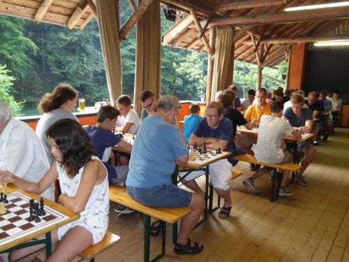 Trotz hochsommerlicher Hitze wurde konzentriert Schach gespielt. Verein