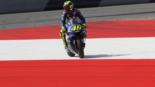 Valentino Rossi kommt mit der Yamaha nicht vom Fleck. gepa