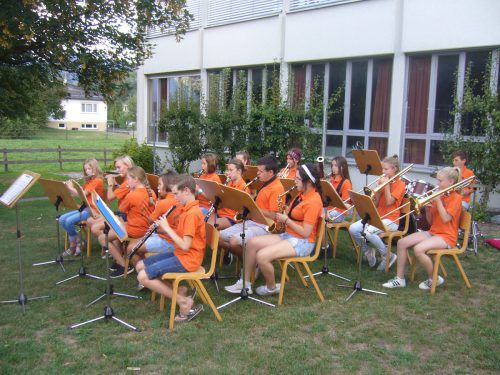 Zum Abschluss einer intensiven Woche im Zeichen der Musik spielte die Meininger Jungmusik auf dem Schulplatz.  Mv Harmonie