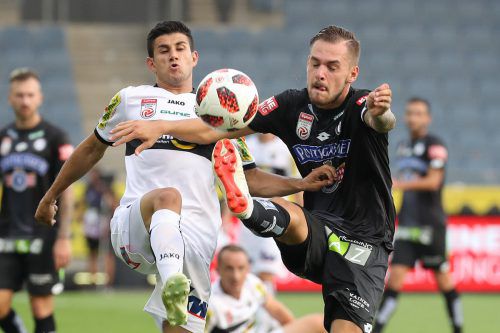 Auch der Iraker Sherko Gubari (im Bild links gegen Sturm-Spieler Lukas Spendlhofer) wird heute gegen Langenegg seine Spielminuten bekommen. gepa