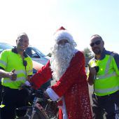 Radelnder Russe auf Autobahn als Weihnachtsmann unterwegs