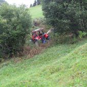 Mit Traktor überschlagen: Holzarbeiter schwer verletzt