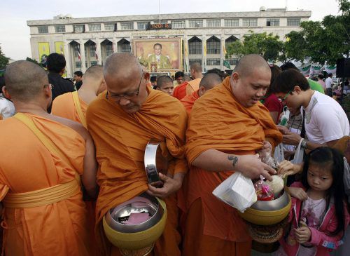 Die buddhistischen Mönche sind auf Gläubige angewiesen, die ihnen Essen spenden. Leider landet zu viel Fettiges und Süßes in der Bettelschale aus Edelstahl.  AP