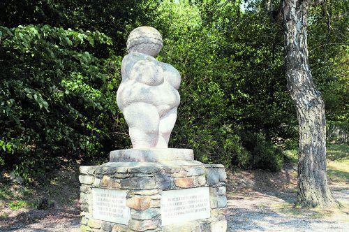 Eine große Nachbildung der Venus von Willendorf bei der Fundstelle.