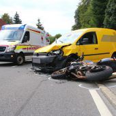 Motorrad prallt gegen Pkw