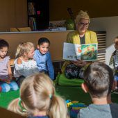 Schulstart. Lehrerin beruhigt aufgeregte ABC-Schützen mit einer Geschichte. »A6