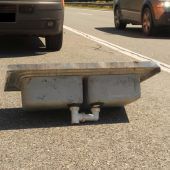 Eine Couch auf der Autobahn