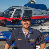 Ein Polizist, der abhebt