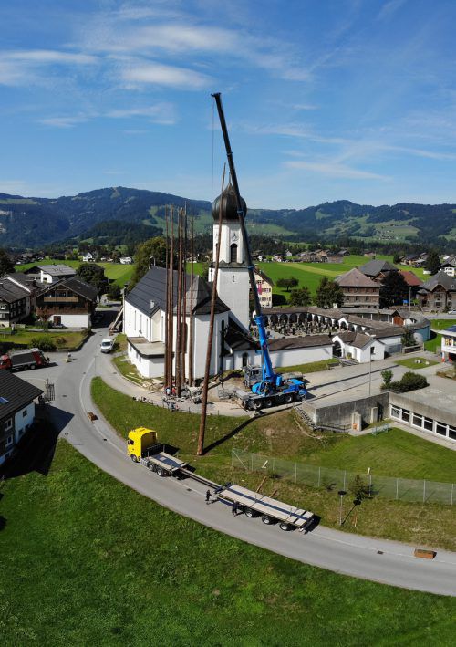 Neben der Andelsbucher Pfarrkirche wurde am Donnerstag im Rahmen von „Handwerk und Form“ ein zweiter Turm aufgebaut. VN/Stiplovsek