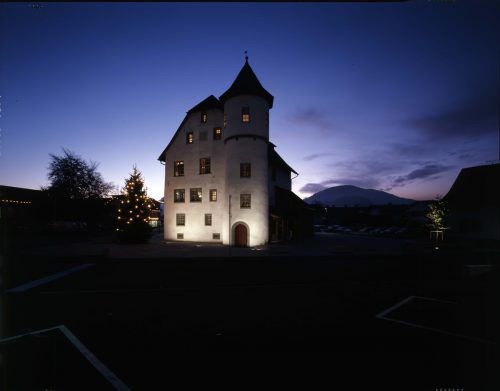 Seit dem Jahr 1999 beschäftigte sich die Marktgemeinde Götzis intensiv mit einer Generalsanierung. Die Nutzung war zunächst unklar: das Schloss hätte sich auch für die Gastronomie und als Heimatmuseum angeboten.  Rudolf Zündel, Ignacio Martinez, Ansichtskartensammlung Vorarlberger Landesbibliothek
