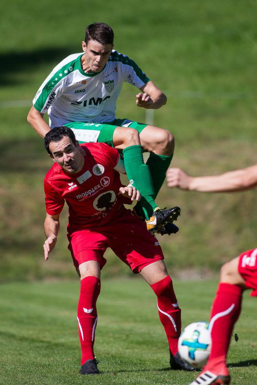 Teilweise wurde im Derby mit harten Bandagen gekämpft. Steurer/2
