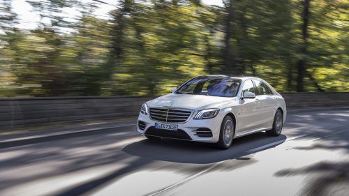 Ab sofort ist die Plug-in-Hybridvariante der Mercedes S-Klasse zu haben. In der S 560 e benannten Oberklasselimousine mit langem Radstand arbeitet eine Kombination aus V6-Benziner und Elektromotor mit einer Systemleistung von 350 kW/476 PS und einem Drehmoment von 700 Nm. Die elektrische Reichweite beträgt 50 Kilometer.
