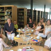 Schatzhüterinnen im Bücherschrank-Einsatz