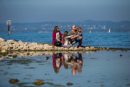 Familien entdecken auf dem „Ufer-Natur“-Pfad Fauna und Flora.  VN/Steurer