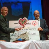 Österreichs Special-Olympics-Präsident Jürgen Winter (l.) kam als Gratulant. »C6