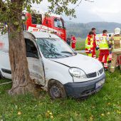 Betrunken gegen Baum
