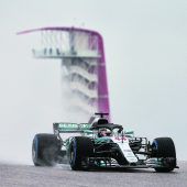 Lewis Hamilton im Regen voran