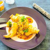 Scampi-Tempura mit Mango-Salat