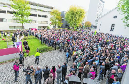 Mehr als 2000 Menschen versammelten sich in Dornbirn, um gegen die Auflösung der Vorarlberger Gebietskrankenkasse zu protestieren. VN/Stiplovsek