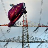 An Strommast verfangen – Ballon soll geborgen werden