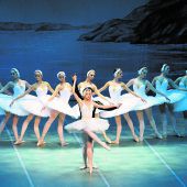 Die weißen Schwäne tanzen im Festspielhaus