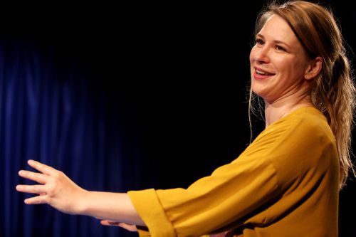 Schauspielerin Michaela Bilgeri im Stück „All das Schöne“. Theater/Friess