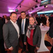 Prominenz feiert mit