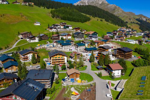 Vor Fertigstellung: die fünf Chalets im Zentrum von Lech mit den Namen Chalech. VN