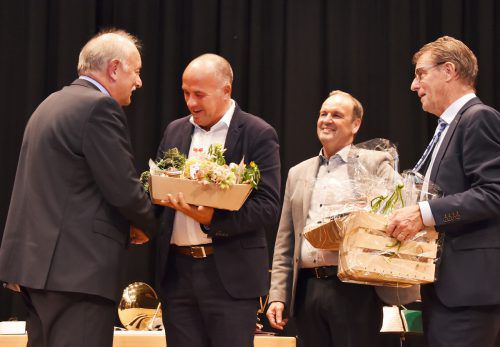 Bürgermeisterkollegen beim Abschiedsfest: Herbert Sparr, Reinhold Eberle und Manfred Flatz mit Hans Bertsch.  ajk