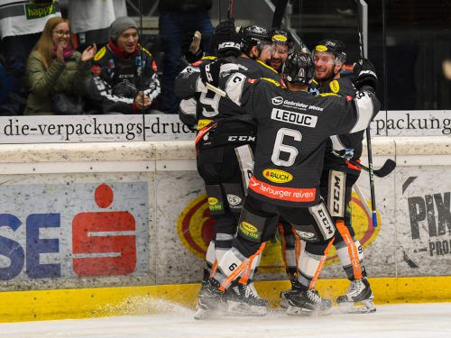 Die Bulldogs jubeln über den ersten Sieg im November.  gepa