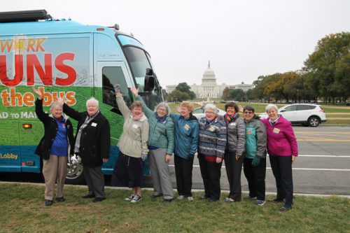 Die Nonnen befinden sich auf Bustour gegen US-Präsident Trump. APA/DPA