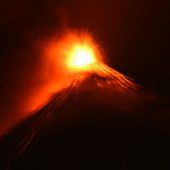 Feuervulkan spuckt Asche und Lava